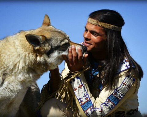 Mit seiner großem Liebe und Leidenschaft für Tiere – hier mit einem Wolfshund – freut sich Winnetou-Darsteller Ivi auf jeden neuen Tag, den er mit seinen Lieblingen erleben darf.