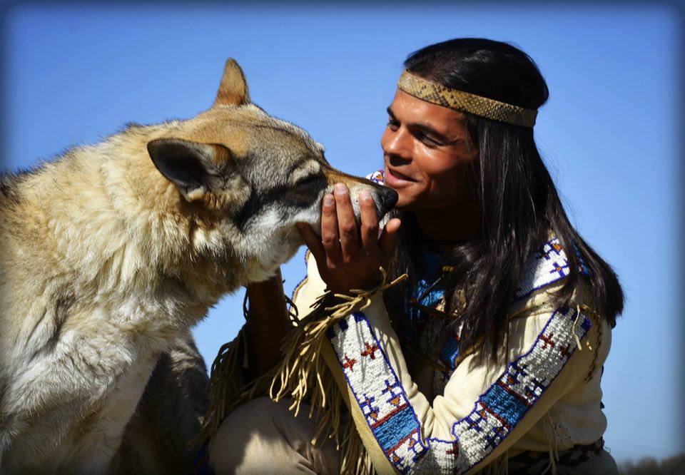 Mit seiner großem Liebe und Leidenschaft für Tiere – hier mit einem Wolfshund – freut sich Winnetou-Darsteller Ivi auf jeden neuen Tag, den er mit seinen Lieblingen erleben darf.